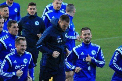 包含拉脱维亚队在困境中晋级，将参加一个备受瞩目的国际足球赛事展现实力的词条