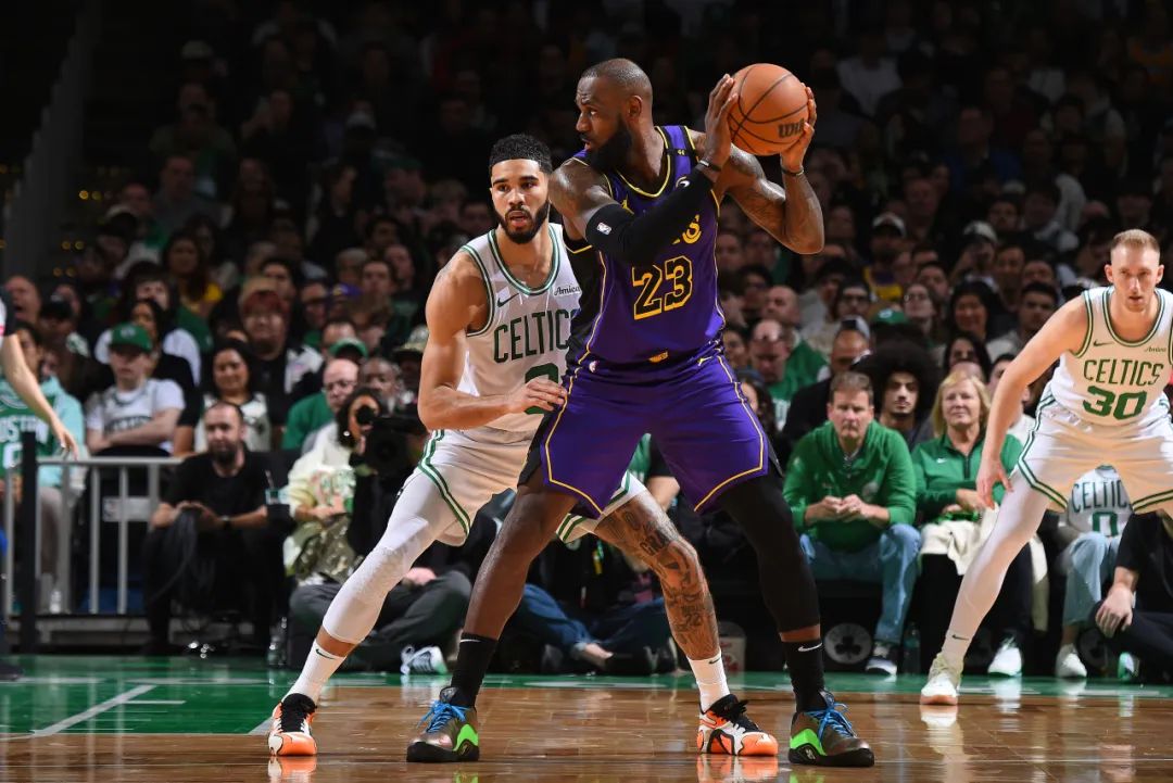 湖人锋线组合发威，狂胜对手进入连胜状态