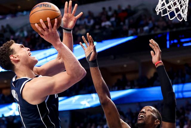 包含小牛队在主场赢下关键战绩领跑东部联盟的词条