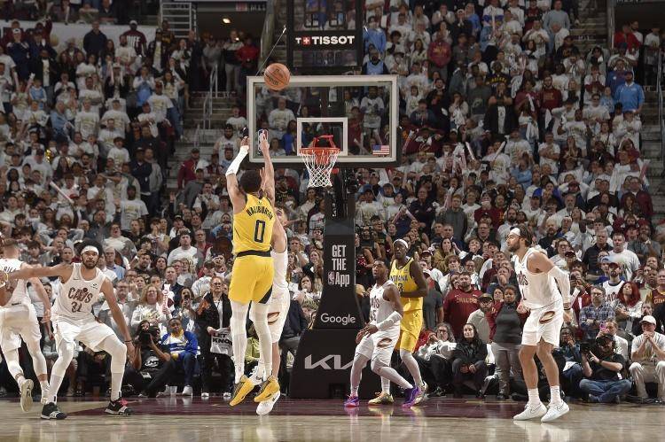 骑士客场击败步行者，勒布朗连得分的简单介绍