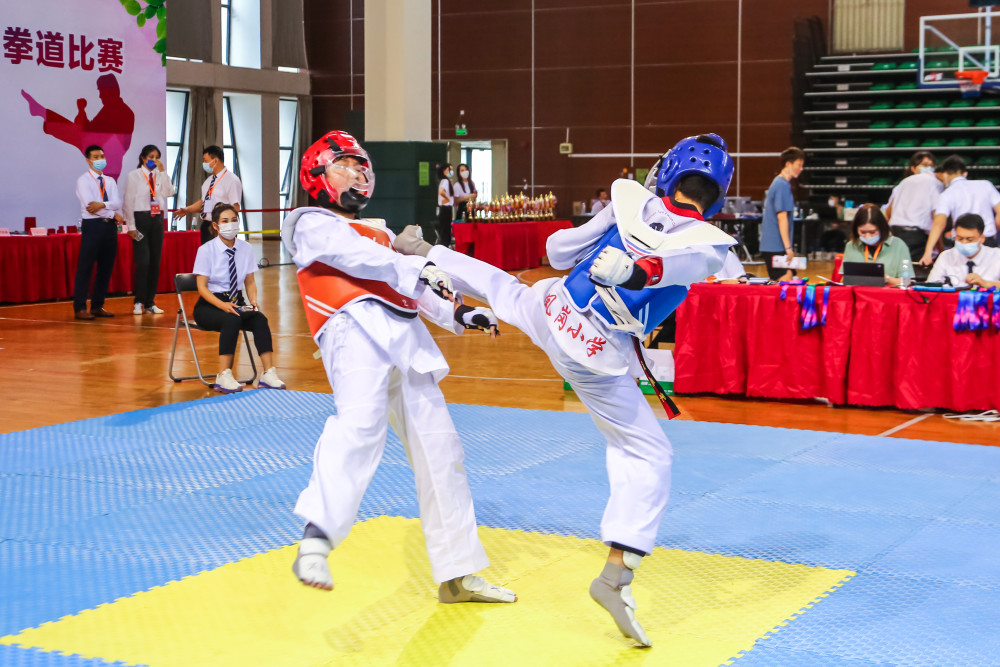 包含赛场硝烟弥漫，双方角逐不分上下的词条