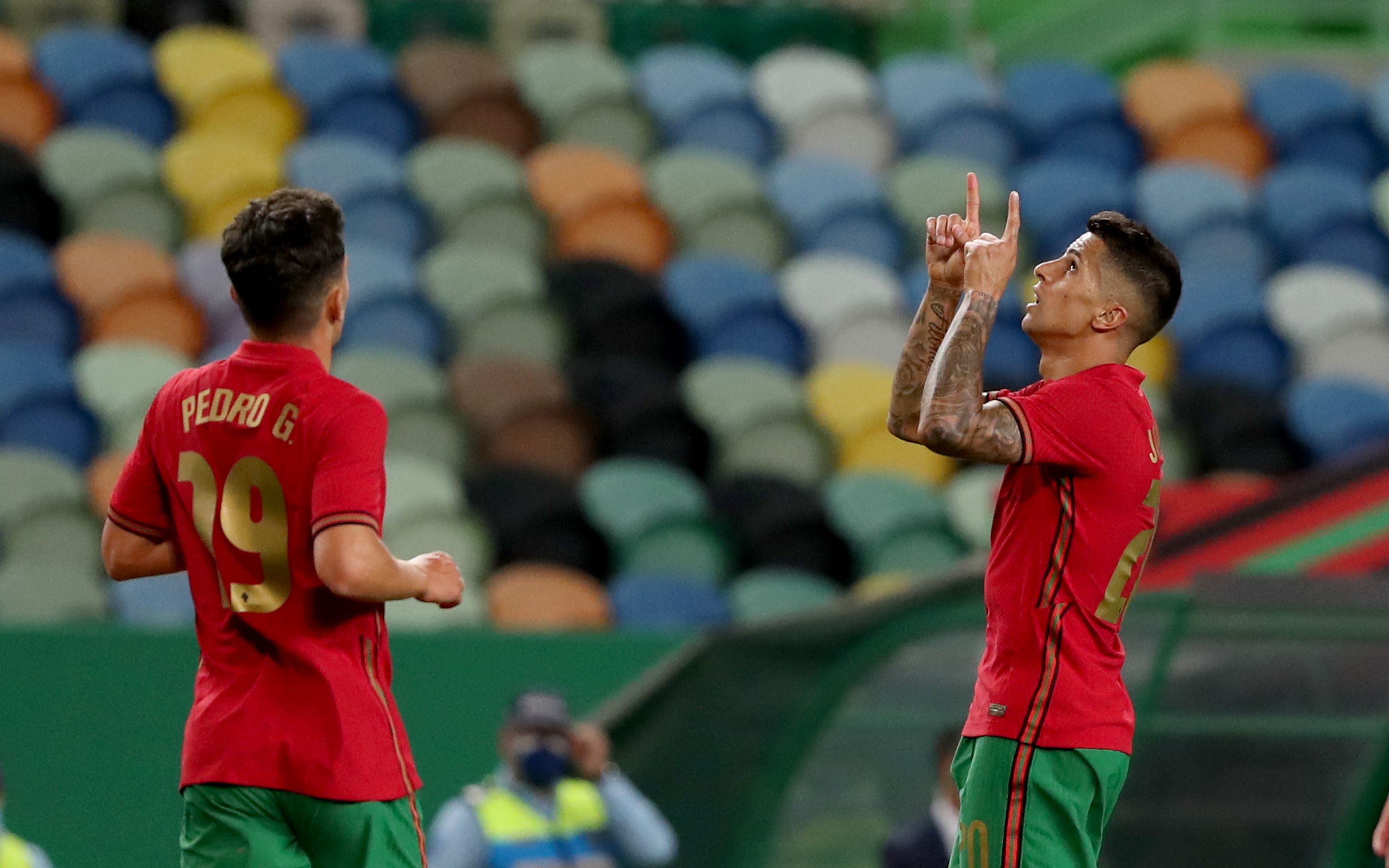 开云APP-新一场足球比赛迎来激烈对决