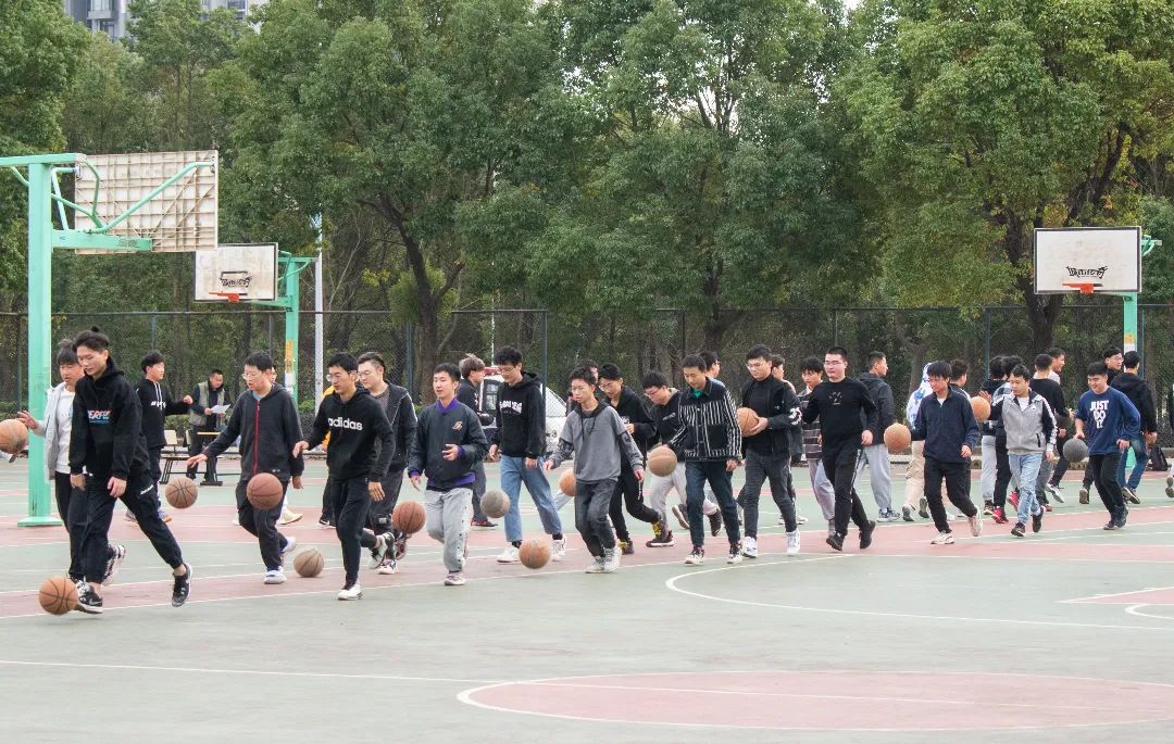 包含绿茵场上紧张氛围充斥，球队实力对比成焦点的词条