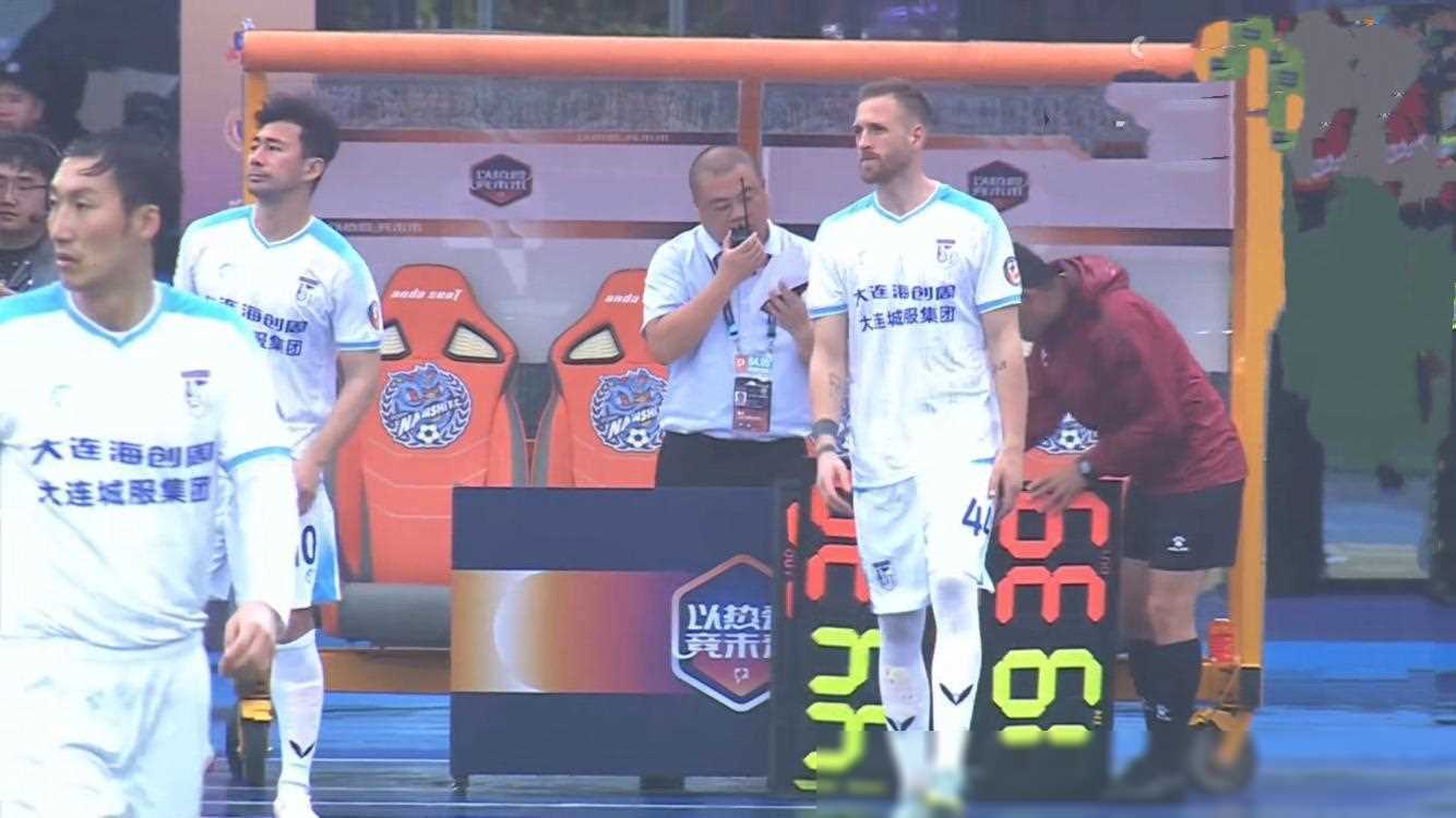 门将神勇扑救，助球队逆转战局