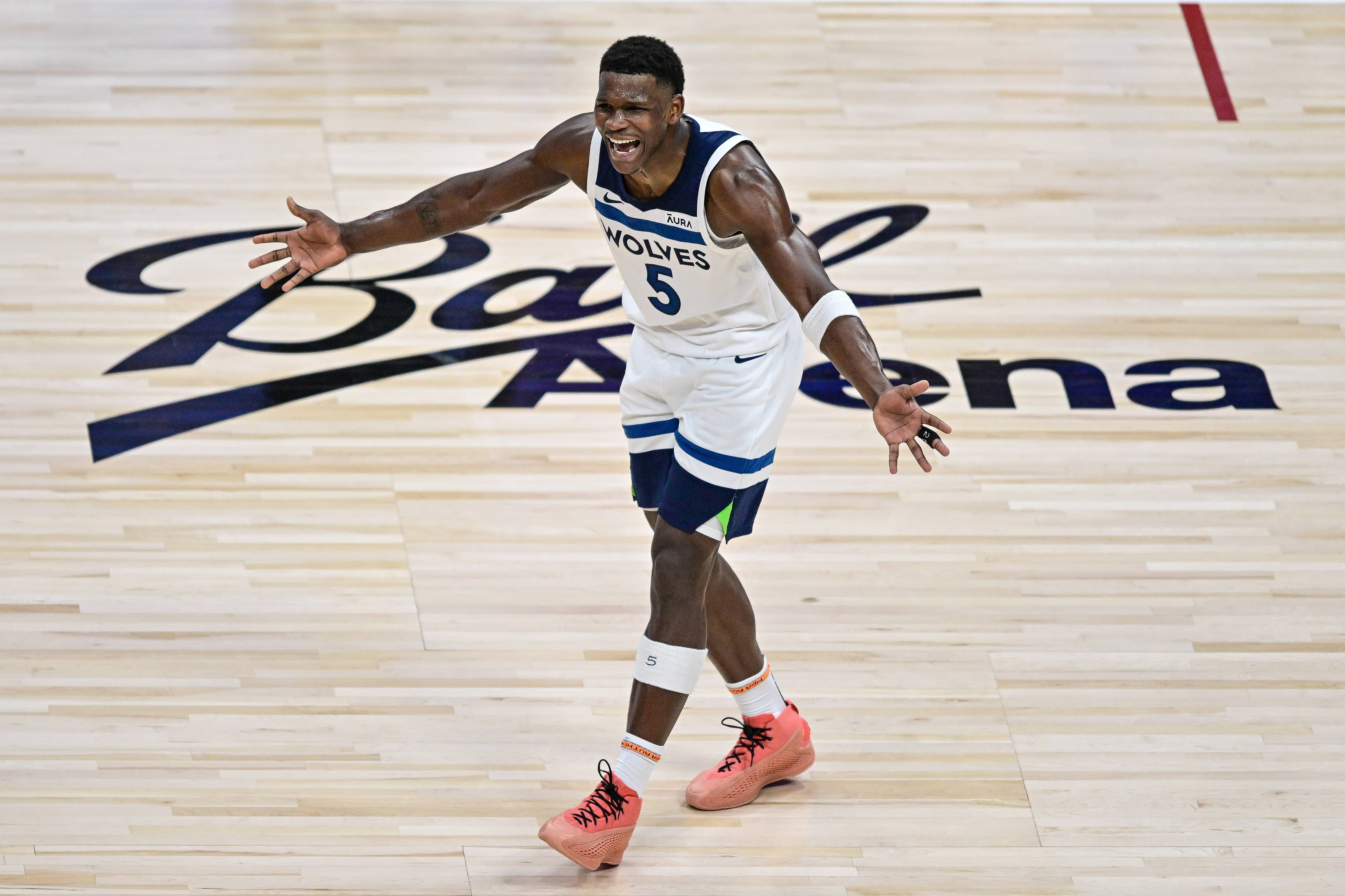 开云体育官方网站-森林狼控卫受伤下场，球队遭遇失利的简单介绍