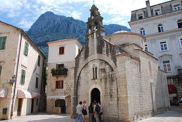 包含罗马尼亚逆袭蒙特内哥罗，出线形势渐入佳境的词条