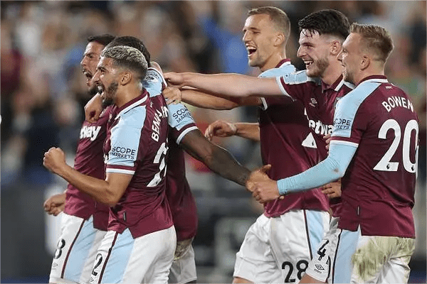 开云体育APP下载-纽卡斯尔客场挑战曼联，双方对决引人期待的简单介绍