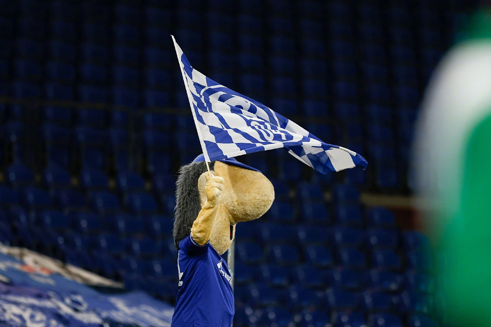 开云体育官方网站-沙尔克遭遇惨败，战绩再次下滑