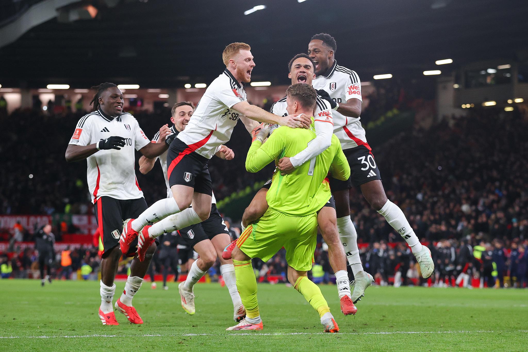 英格兰足球队遭遇惨败，无缘四强