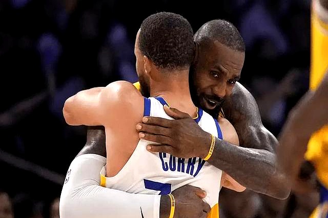 詹姆斯在骑士战胜湖人的比赛中获得了三双