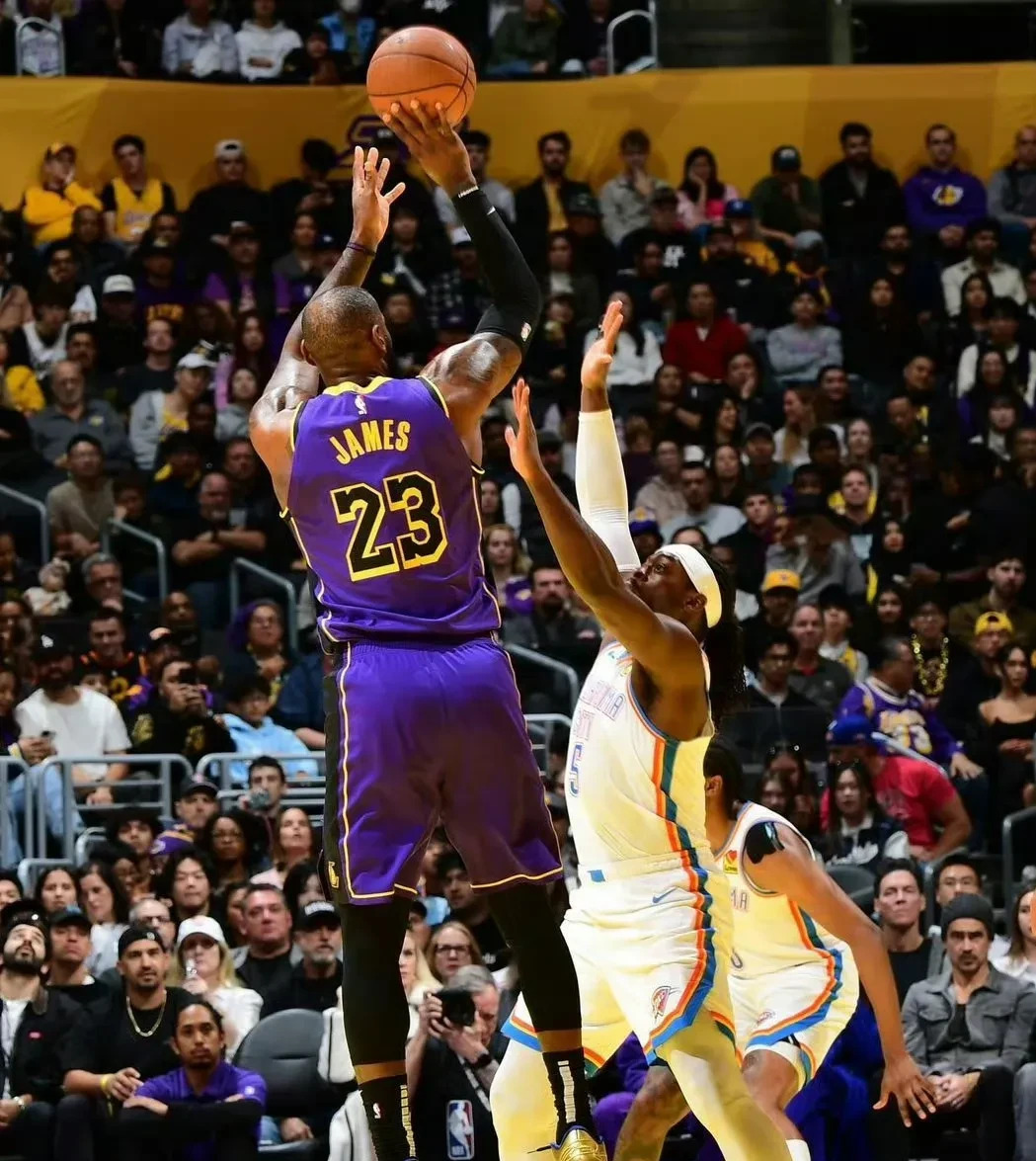 开云体育登录-湖人主场逆转雷霆，系列赛1-1平