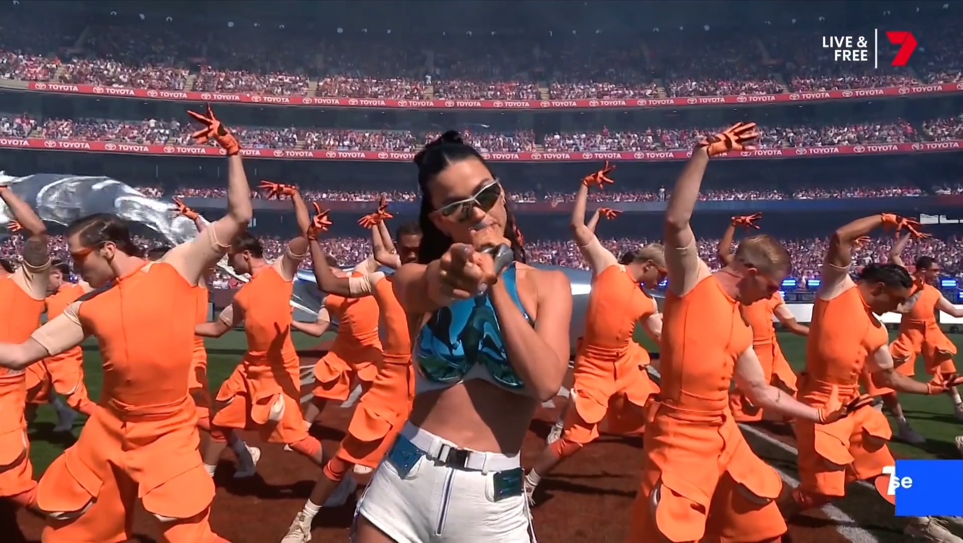 开云APP-橄榄球总决赛即将打响，冠军归属成谜